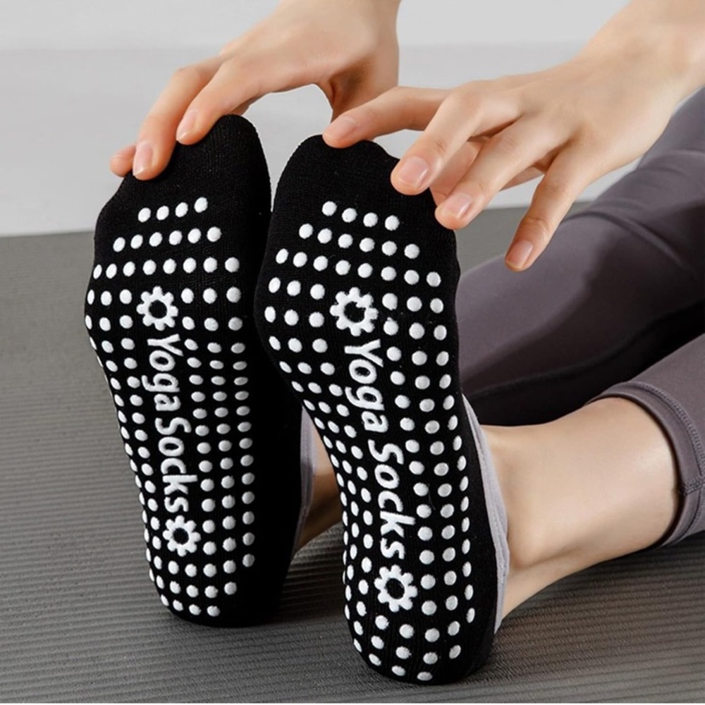 Non-Slip Yoga Socks - Pink, Purple, Black or Blue - Picture 3 of 8